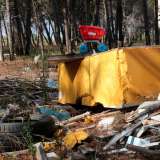 Cumuli di vetri rotti, oggetti di plastica, pneumatici, computer, frigoriferi e persino giocattoli, rovinano irrimediabilmente un luogo che potrebbe essere benissimo sfruttato per un picnic